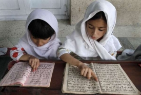 Dívky v Afghánistánu čtou z koránu.