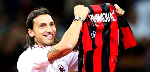 Zlatan Ibrahimovič pózuje s dresem AC Milán.