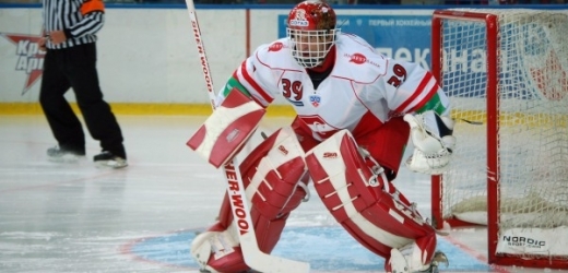 Dominik Hašek při debutu v KHL.