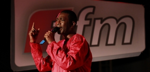 Senegalský zpěvák Youssou N'Dour rozjíždí televizi - a každý s ním chce být zadobře.