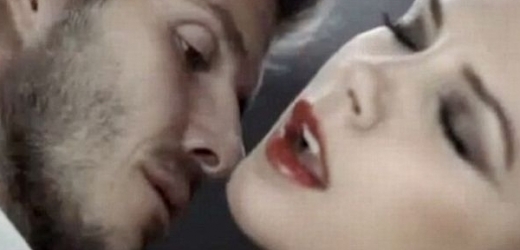 Manželé Beckhamovi v reklamní kampani na parfém.