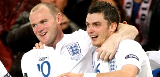 Wayne Rooney (vlevo) se spoluhráčem z reprezentace Adamem Johnsonem.