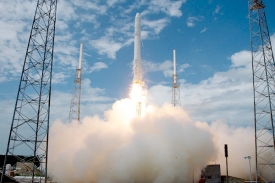 První start rakety Falcon 9 v červnu 2010.