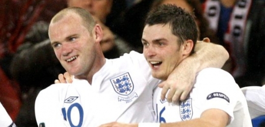 Wayne Rooney (vlevo) má k úsměvu daleko. 