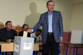 Premiér Recep Tayyip Erdogan odevzdává hlas.