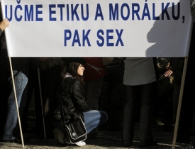 Rodiče z náboženských kruhů proti sexuální výchově protestují.