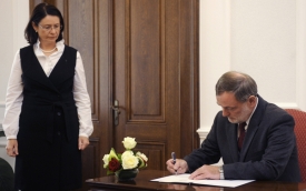 Varvařovský podepisuje svůj vstup do úřadu.