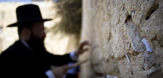 Rabín u jeruzalémské Zdi nářků.