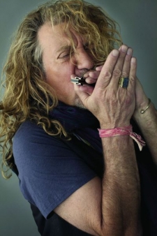 Robert Plant se i na novince spojil s countryovými muzikanty.