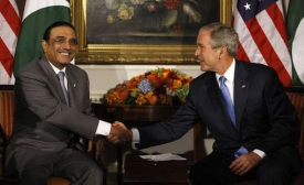 Současný pákistánský prezident Zardárí s šéfem Bílého domu Bushem.