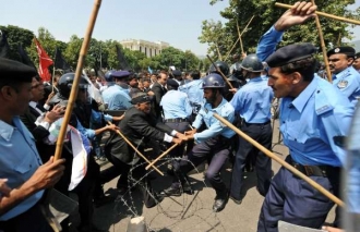 Právníci protestují proti Mušarafově svévoli (2007).
