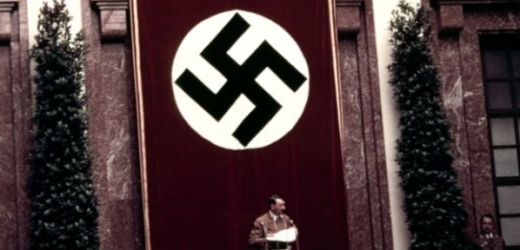 Svastika vytlačila na norimberském sjezdu císařskou vlajku.