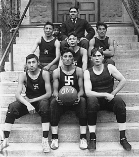Basketbalový tým domorodých indiánů, USA, 1909.