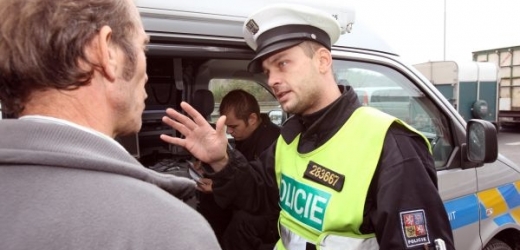 Pokud řidiče přistihne na začátku roku 2011 policie se starým řidičákem, hrozí mu pokuta až dva tisíce korun (ilustrační foto).