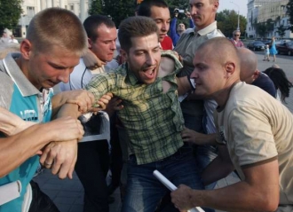 Policisté v civilu zatýkají opoziční demonstranty. Minsk 16. 8. 2010.