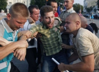Policisté v civilu zatýkají opoziční demonstranty. Minsk 16. 8. 2010.