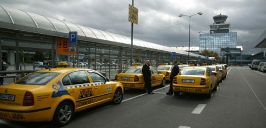 Pasažéři by mohli kontrolovat poctivost taxikářů.