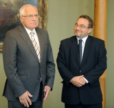 Ministr školství Josef Dobeš (vpravo) a Václav Klaus starší.