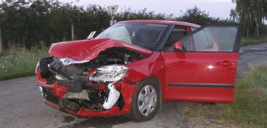 Pojišťovny při nehodě nově vyřídí úplně všechno a řidiči ještě půjčí auto (ilustrační foto).
