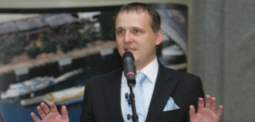 Ministr dopravy Vít Bárta (na snímku) slibuje, že výši mýtného nebudou určovat soukromé firmy, které postaví silnice.