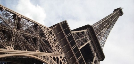 Eiffelova věž je dominantou Paříže.