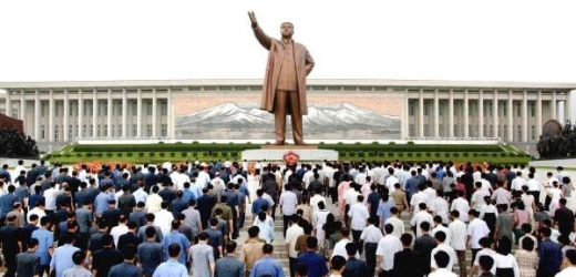 Severokorejské ženy se klanějí soše Kim Ir-sena.