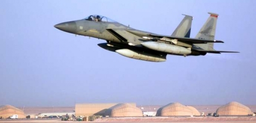 Americký letoun F-15 v Saúdské Arábii.