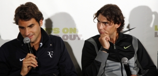 Roger Federer (vlevo) s Rafaelem Nadalem.