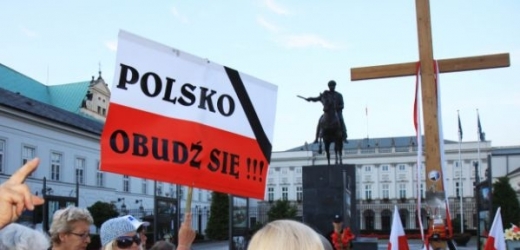 Kříž před palácem rozděloval Poláky.