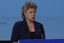 Eurokomisařka pro práva a justici Viviane Redingová se do Sarkozyho ostře pustila.