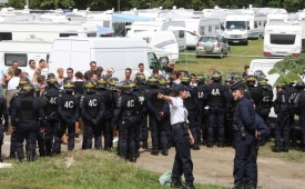 Sarkozy poručil odstranit stovky ilegálních romských táborů.