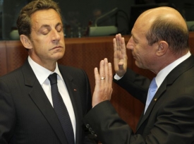 Nicolas Sarkozy s rumunským protějškem Traianem Baseskem na summitu Evropské rady v Bruselu.