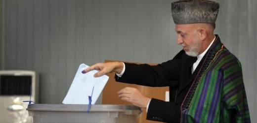 Afghánský prezident Hamíd Karzáí hází do volební urny svůj hlas. 