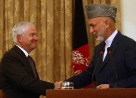 Volební arcilump Karzáí s šéfem obrany USA Gatesem.
