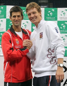 Týmové jedničky Novak Djokovič a Tomáš Berdych (vpravo).