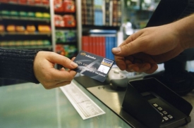 Výše úhrady platební kartou není právním předpisem nijak limitována (ilustrační foto).