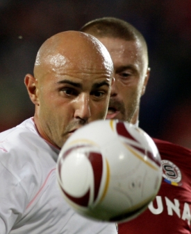 Tomáš Řepka hlídá útočníka Palerma Maccaroneho.