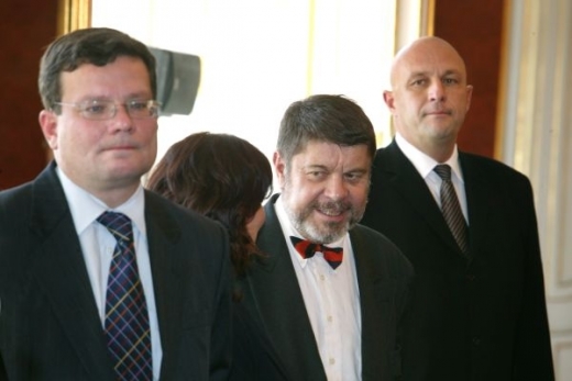 Štěpánek (uprostřed) při jmenování nové vlády 4. 9. 2006, v níž zasedl jako ministr kultury.