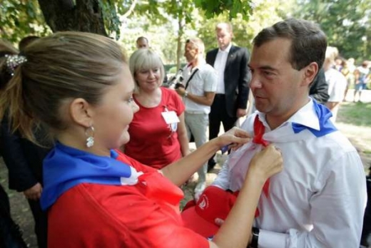 Medveděv dostává šátek v dětské ozdravovně u Smolenska.