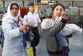 Deportace Romů z Francie zpět do jejich balkánské domoviny.