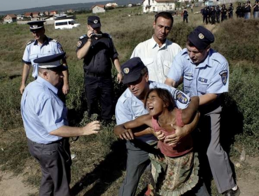 Policie v Rumunsku likviduje ilegální romskou osadu.