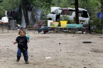 Tábor Romů jižně od Paříže.