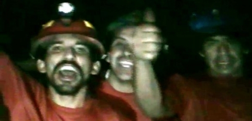 Záchranářům chilských horníků se podařilo dostat na úroveň zavalených mužů. 