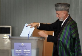 Prezident Hamíd Karzáí odvolil asi hodinu po otevření volebních místností v jedné z kábulských škol. 