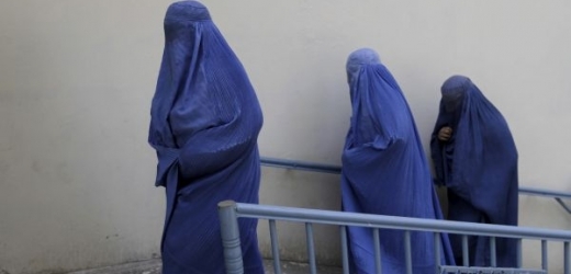 Afghánské ženy jdou volit.