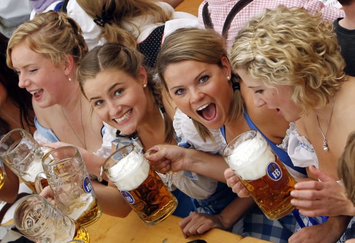 Mladé ženy s tupláky piva krátce po zahájení Oktoberfestu. Přestně ve 12 hodin tradičním naražením prvního sudu zahájil slavnosti mnichovský primátor Christian Ude. (Foto: ČTK/AP)