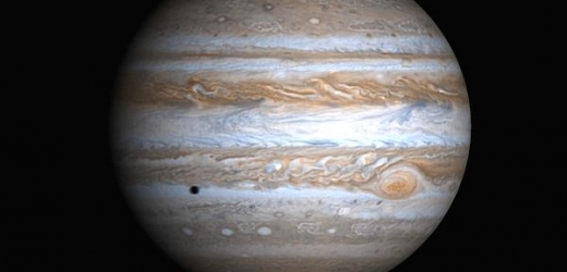 Amatérští astronomové mají příležitost pozorovat detaily na Jupiterově povrchu.