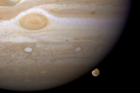 V dalekohledu jsou vidět i Jupiterovy měsíce (na snímku z Hubbleova teleskopu Jupiter a Ganymede).