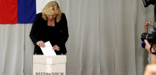 Premiérka Iveta Radičová odevzdává svůj hlas v celostátním referendu. 