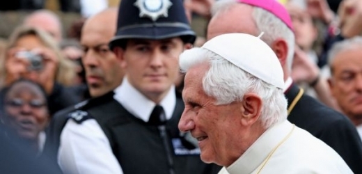 Papež Benedikt XVI. na návštěvě Británie.